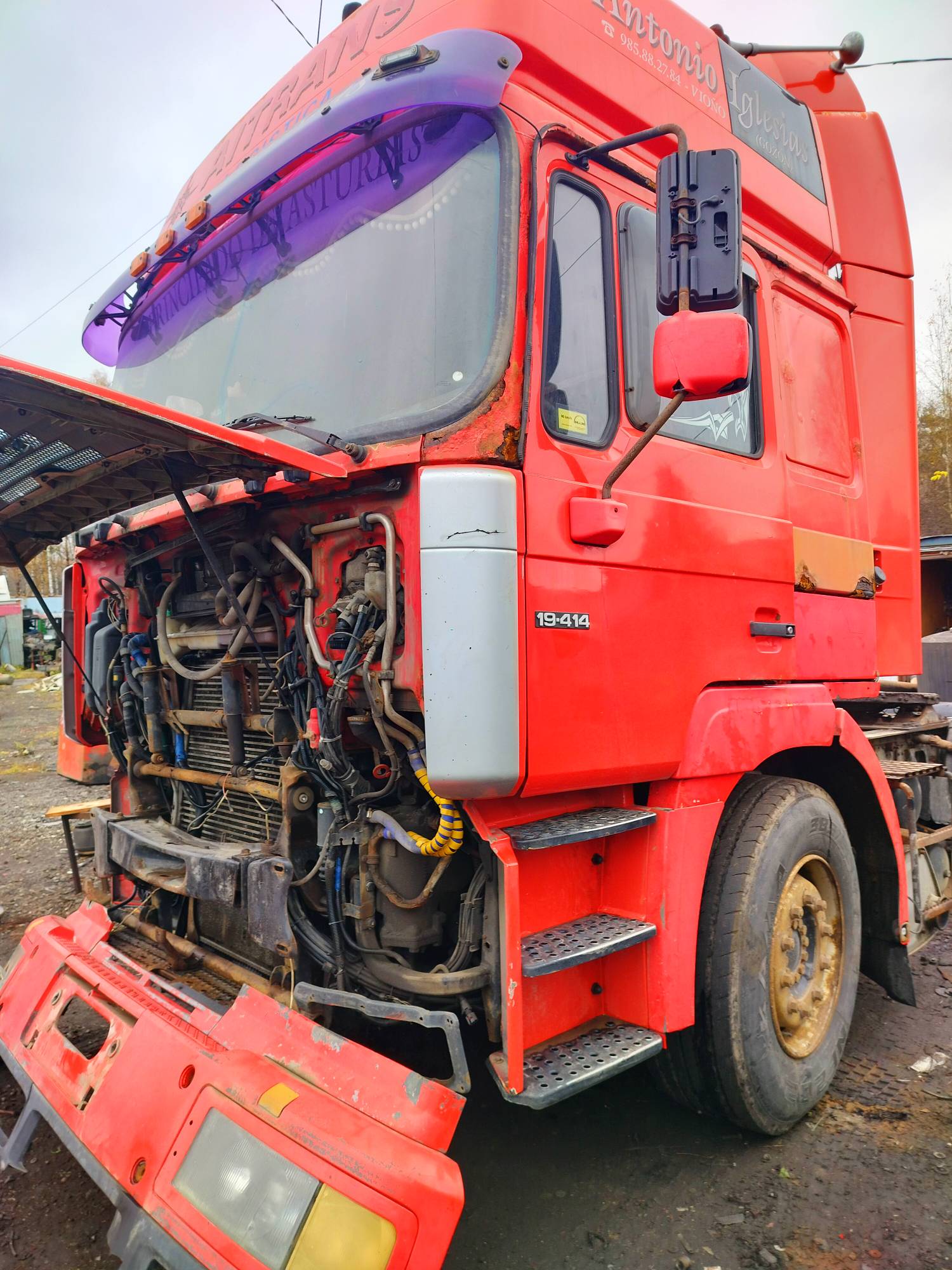 На разборку поступил MAN F2000 2000 г.в. Двигатель D2866LF31 4-х клапанные головки, КПП 16S181 с ретардой, редуктор HY13110 37/12 подвеска рессорная перед, сзади воздух. Кабина высокая, гнилая. Крыша в продаже.